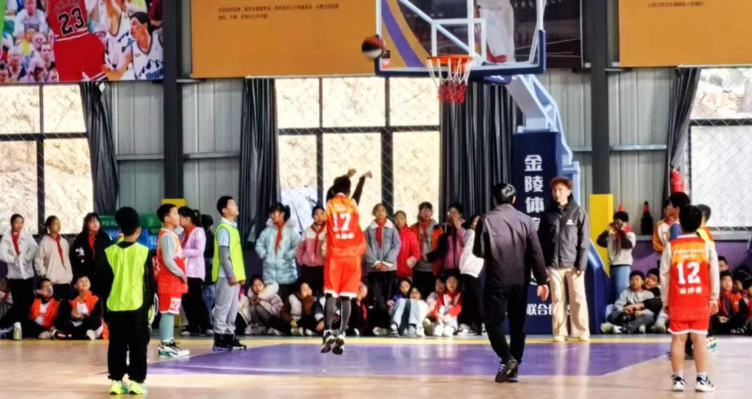 篮球阵容图解_篮球赛规则两套阵容图_篮球比赛阵容