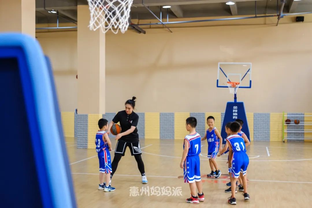 少儿篮球场效果图_少儿篮球场地规则要求图片_少儿篮球场地尺寸图
