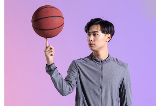 篮球指尖转球详细教学_篮球指尖转球技巧图解_篮球手指转球技巧视频
